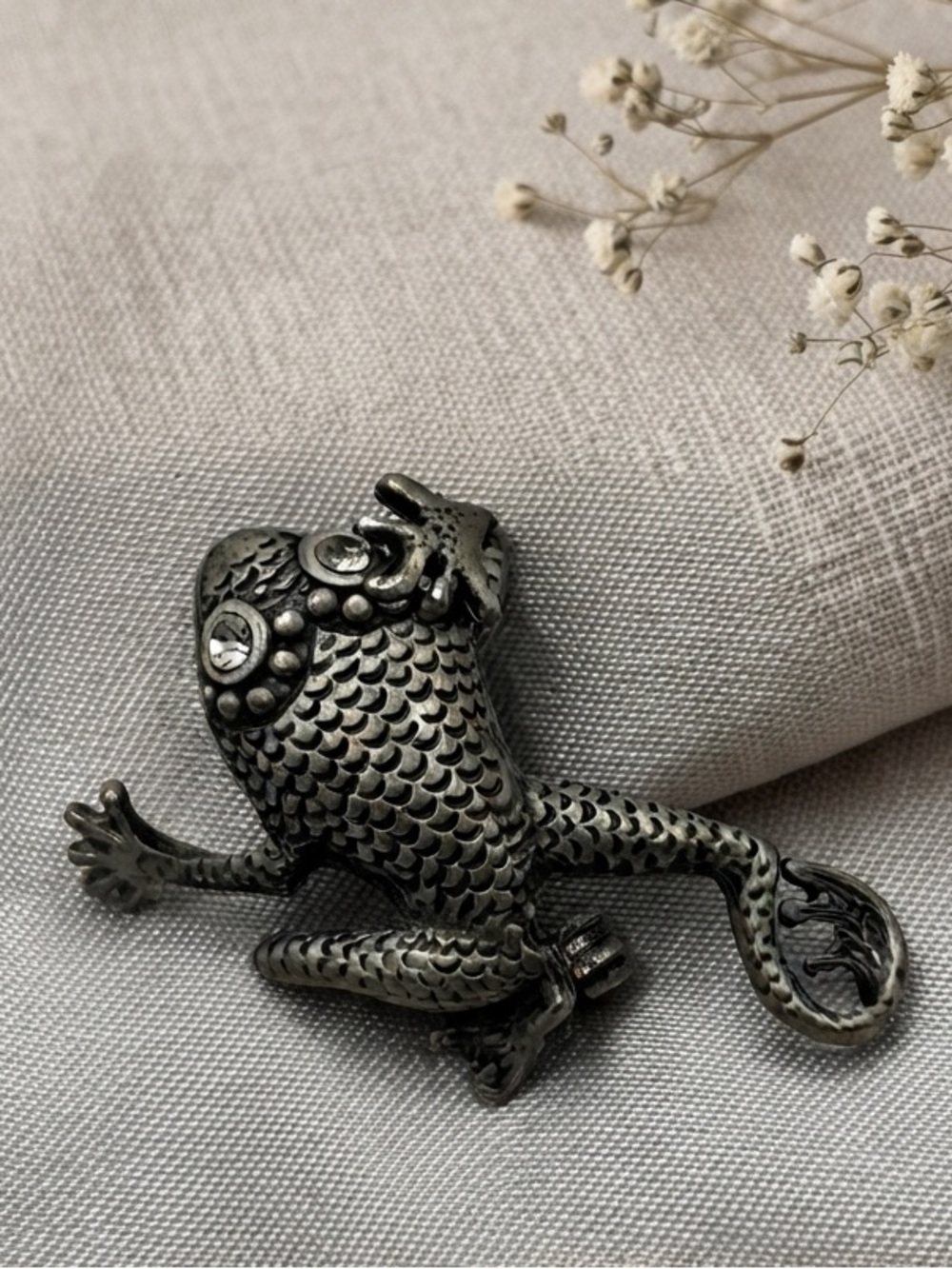 Vintage Silver Tone Frog Brooch with Crystal Eyes – Textured Articulated Style